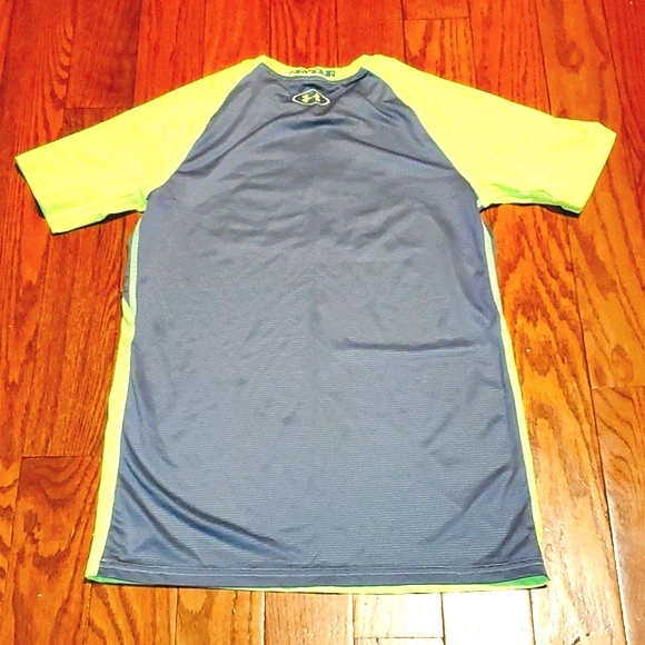 LIKE NEW: YOUTH UNDER ARMOUR ACTIVEWEAR TOP - Picture 4 of 8